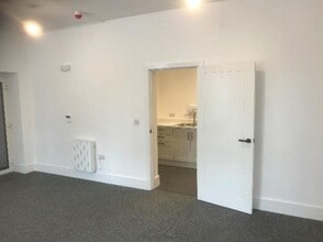 River View, Bridgehouse Ln, Haworth for lease Interior Photo- Image 2 of 3