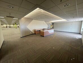 2007 Broadway Ave, Yankton, SD for lease Building Photo- Image 1 of 10