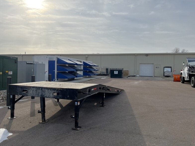 610 Freedom Dr, North Sioux City, SD for lease - Building Photo - Image 1 of 1