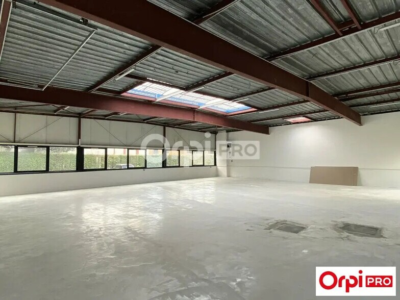 Flex in Villebon-sur-Yvette for lease - Interior Photo - Image 1 of 6