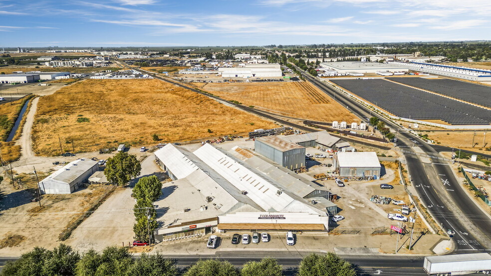 800 S Pine St, Madera, CA for lease - Aerial - Image 1 of 9