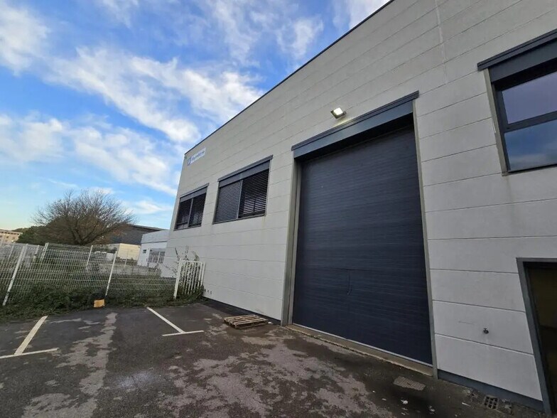 Flex in Nîmes for lease - Building Photo - Image 1 of 23