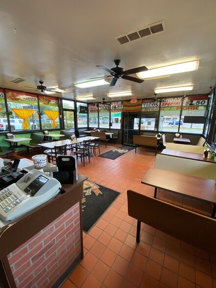 930 W Illinois Ave, Aurora, IL for sale - Interior Photo - Image 3 of 21