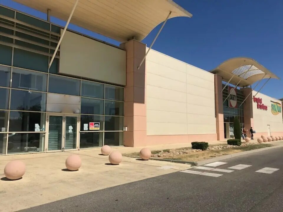 Retail in Avignon for lease Building Photo- Image 1 of 5