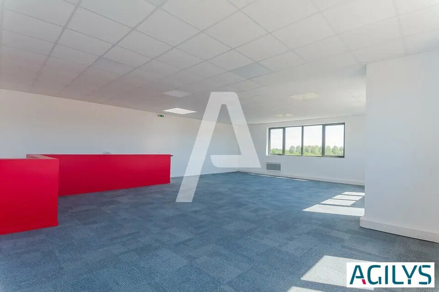 Flex in Saint-Pierre-du-Perray for lease - Interior Photo - Image 2 of 7