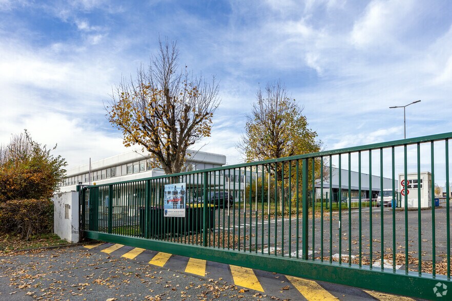 Office in Tremblay-en-France for lease - Building Photo - Image 2 of 2