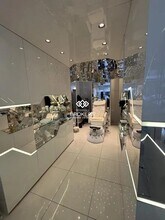 Retail in Paris for lease Interior Photo- Image 1 of 2