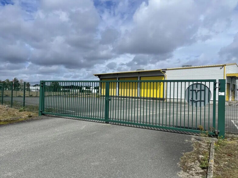 Industrial in Arnage for lease - Building Photo - Image 1 of 4