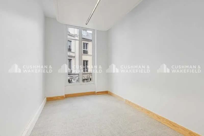 2 Place D'Estienne D'Orves, Paris for lease - Interior Photo - Image 3 of 18