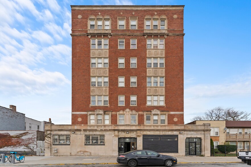 3008 E Cheltenham Pl, Chicago, IL for sale - Building Photo - Image 3 of 9