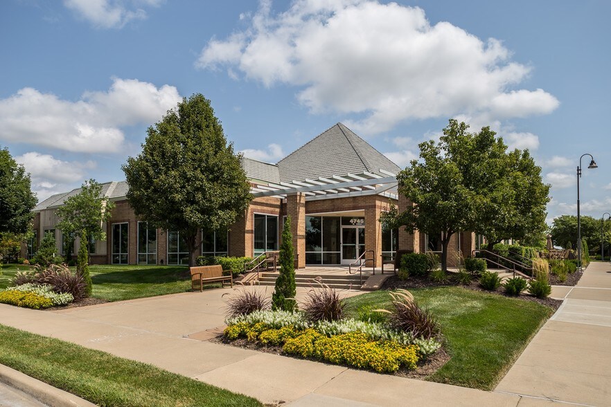 4745 W 136th St, Leawood, KS 66224