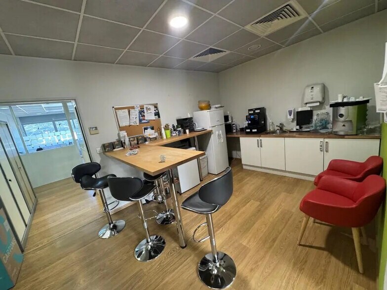Office in Aubagne for lease - Interior Photo - Image 1 of 7