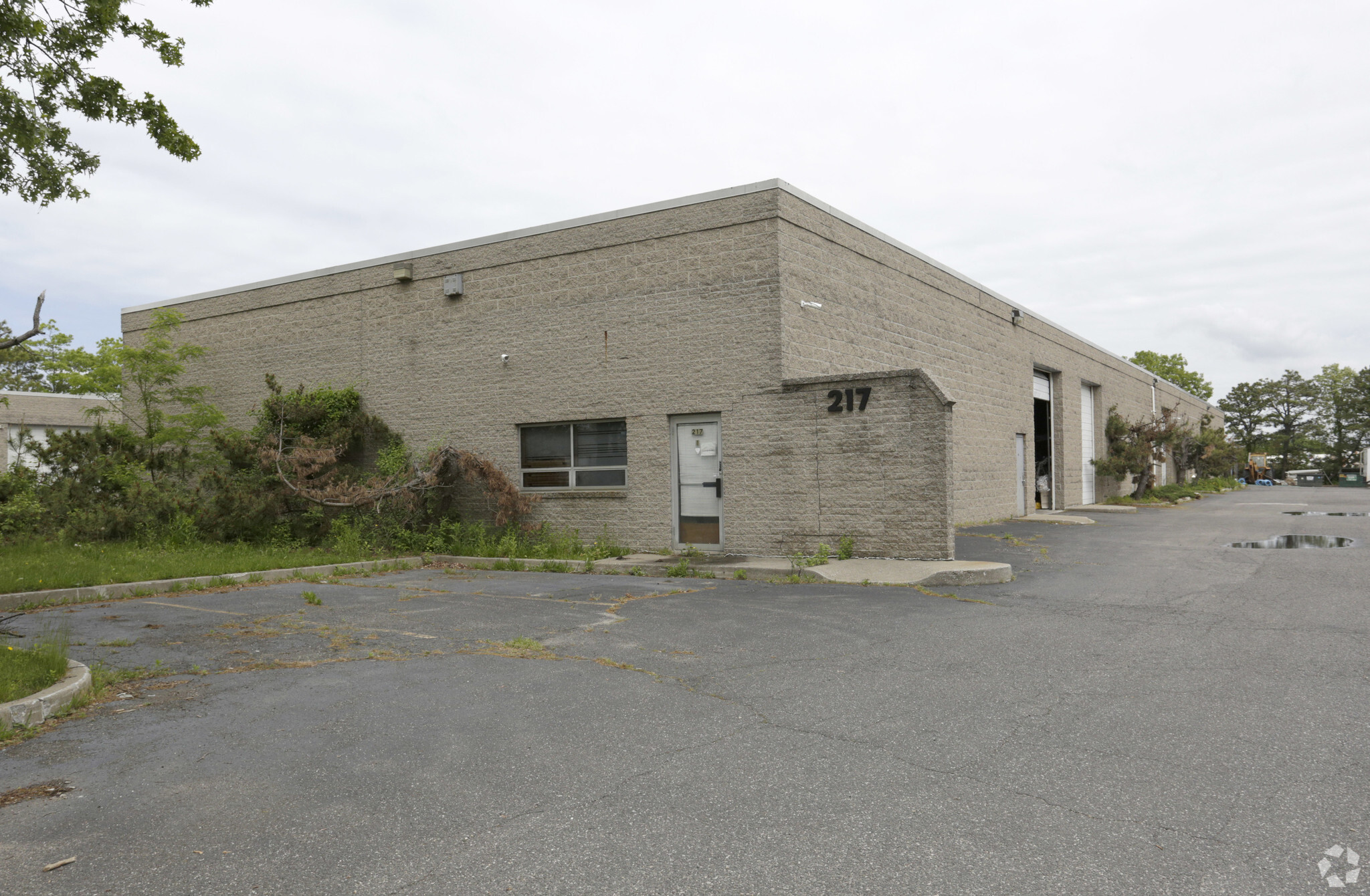 217 Knickerbocker Ave, Bohemia, NY for lease Primary Photo- Image 1 of 6