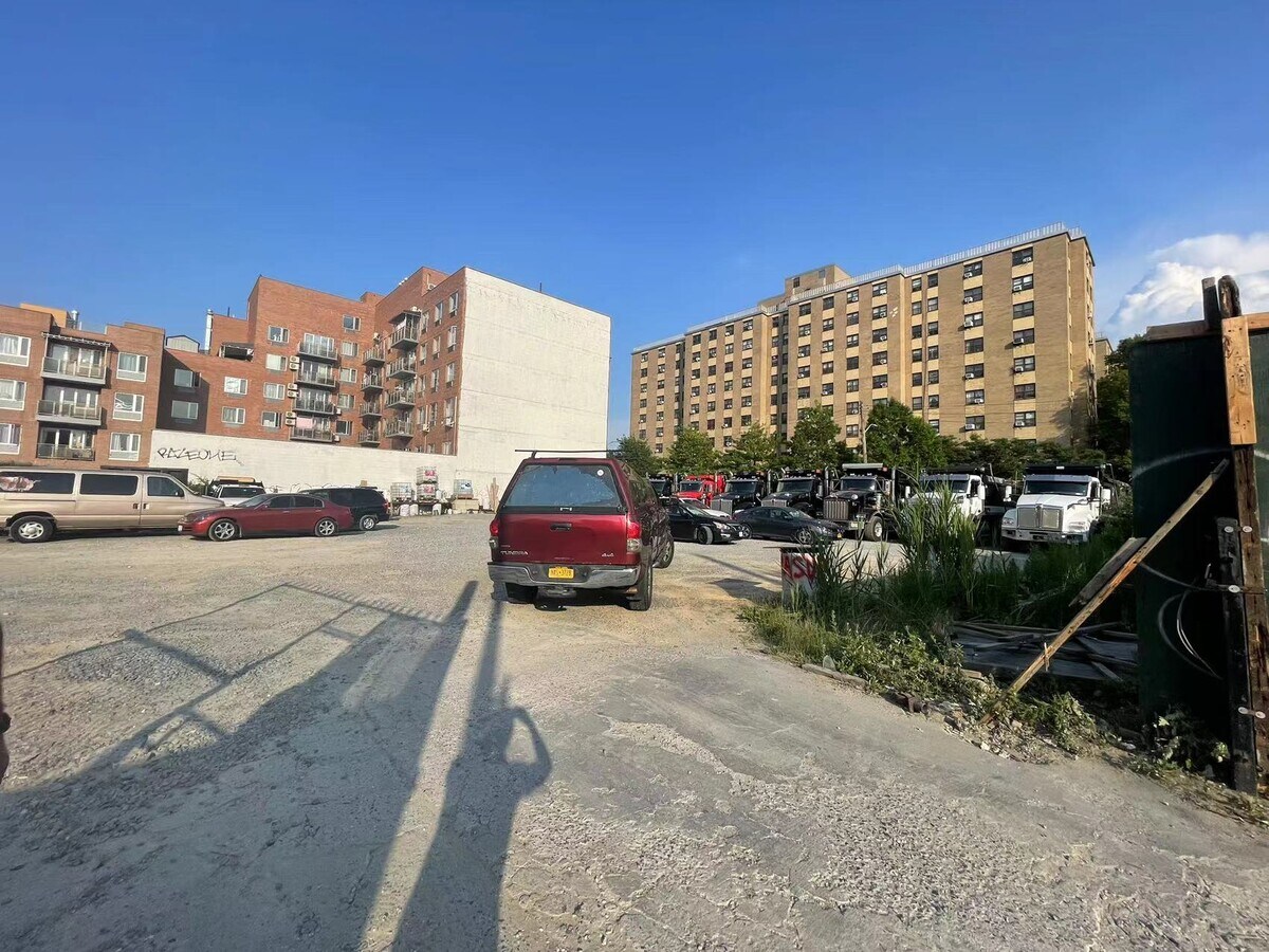 32193235 Linden Pl, Flushing, NY 11354