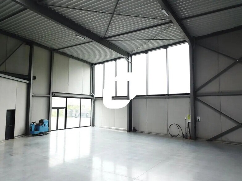 2 Rue Pierre-Antoine Delahousse, Roncq for lease - Interior Photo - Image 1 of 14