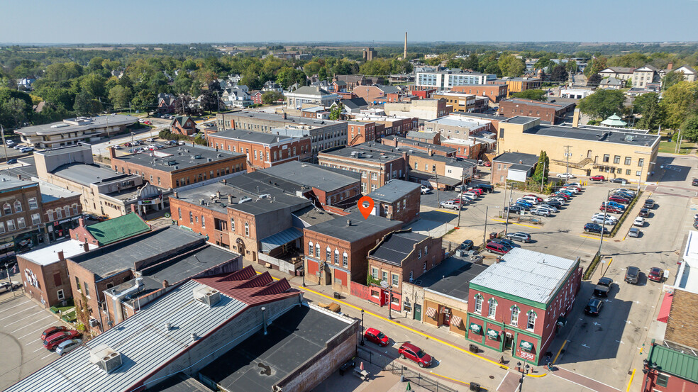 60 N 2nd St, Platteville, WI for sale - Primary Photo - Image 1 of 25