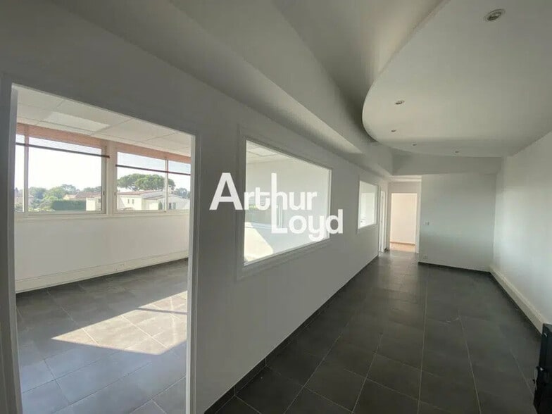 Office in SOPHIA ANTIPOLIS for lease - Interior Photo - Image 2 of 13