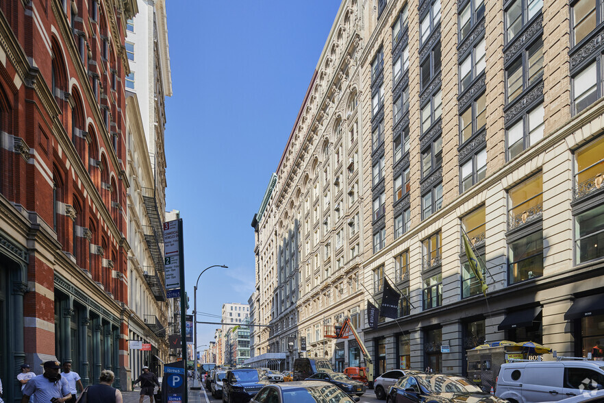 584-590 Broadway, New York, NY for lease - Primary Photo - Image 1 of 8