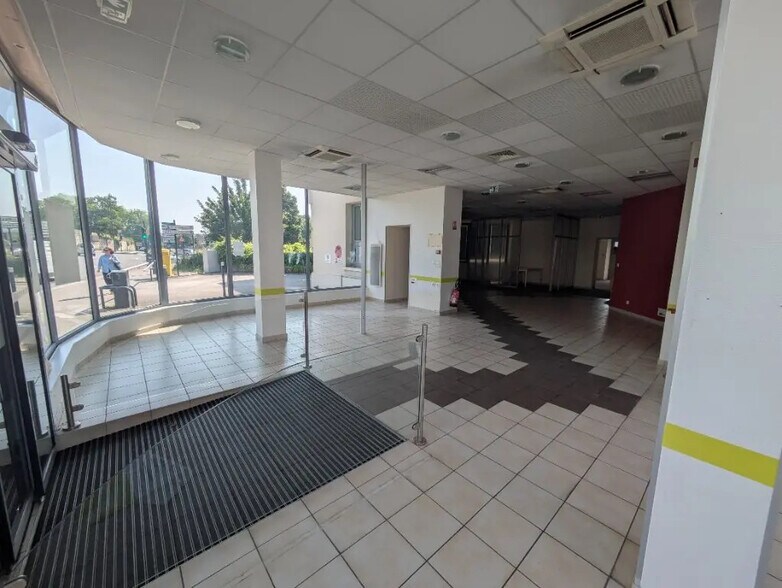 Retail in Besançon for lease - Lobby - Image 2 of 9