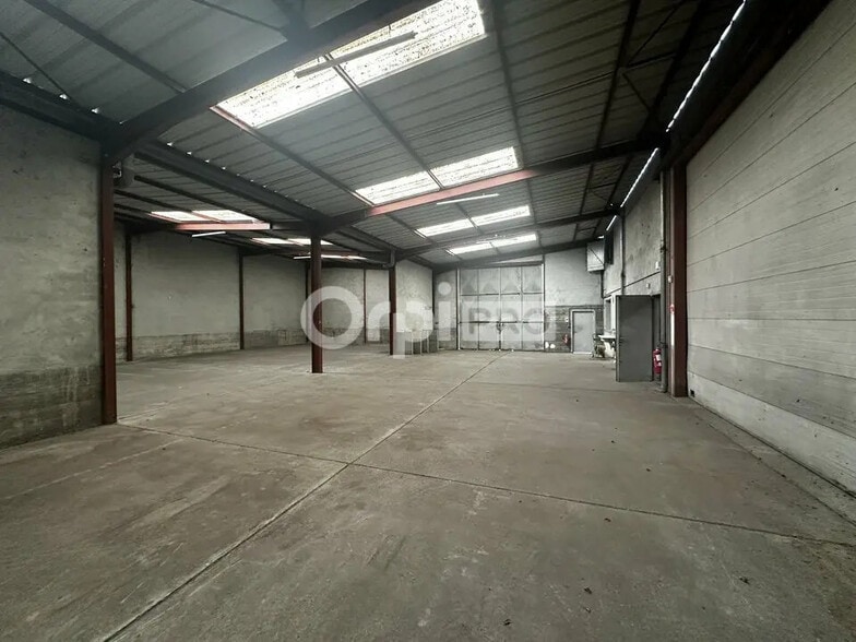 Office in Saint-Laurent-de-Mure for lease - Interior Photo - Image 2 of 12