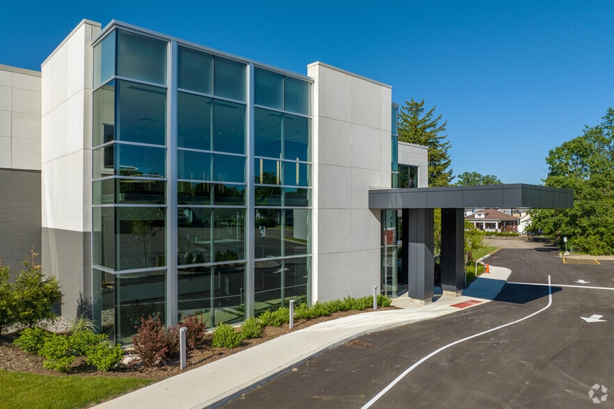 645 W Grand River Ave, Howell, MI for lease - Building Photo - Image 2 of 31