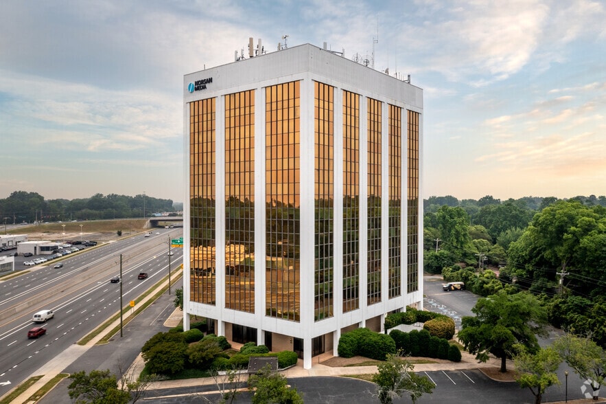 4801 E Independence Blvd, Charlotte, NC for lease - Building Photo - Image 3 of 8