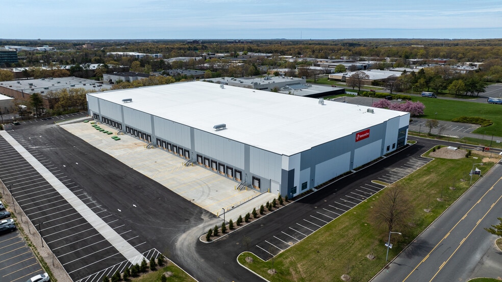 49 Wireless Blvd, Hauppauge, NY for lease - Building Photo - Image 2 of 3