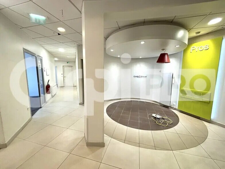 Retail in Compiègne for lease - Building Photo - Image 2 of 6