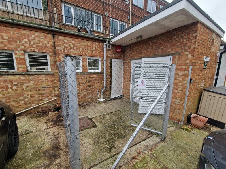 31 Market Parade, Havant for lease - Building Photo - Image 2 of 8