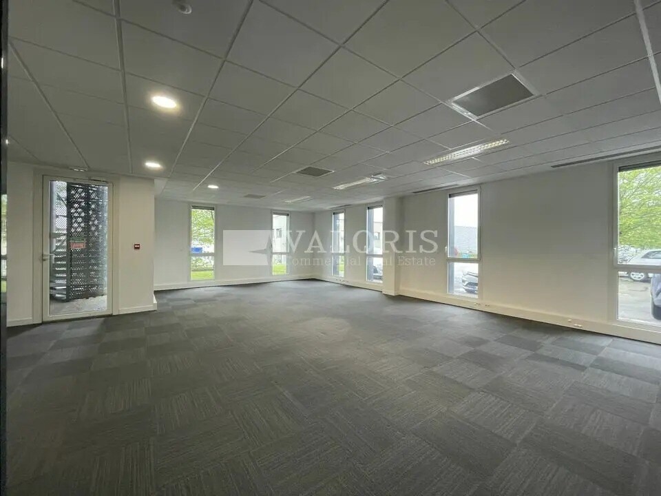 Office in Pusignan for lease Interior Photo- Image 1 of 4