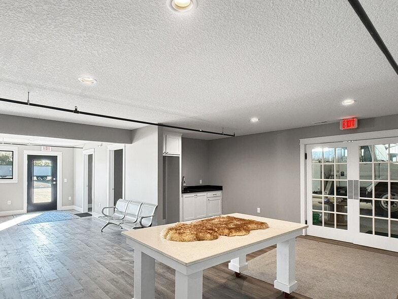 1911 NE 58th Ave, Des Moines, IA for lease - Building Photo - Image 2 of 47