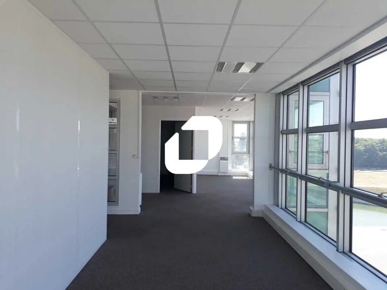 Office in Guyancourt for lease - Building Photo - Image 1 of 10