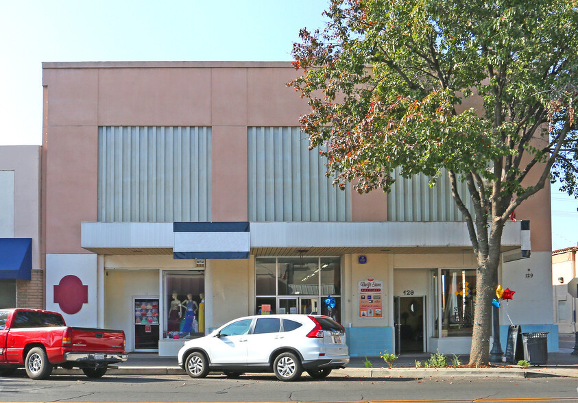 125-129 N Main St, Porterville, CA for lease - Building Photo - Image 1 of 26