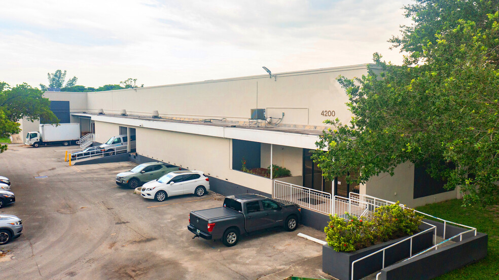 4000 N 29th Ter, Hollywood, FL for lease - Building Photo - Image 2 of 7