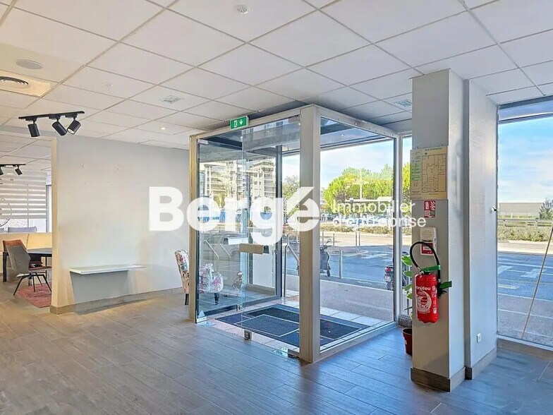 Retail in Cannes for lease - Lobby - Image 2 of 6