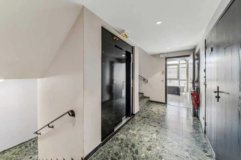 152 Rue De Picpus, Paris for lease - Lobby - Image 2 of 9