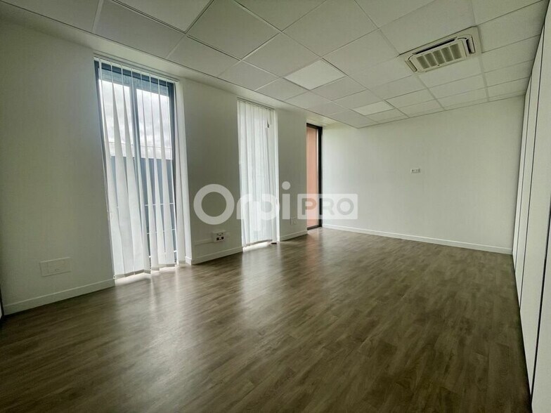 Office in Reims for lease - Interior Photo - Image 3 of 5