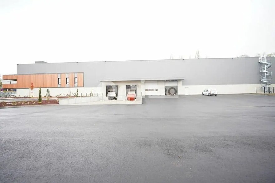Flex in Saint-Laurent-de-Mure for lease - Building Photo - Image 3 of 3