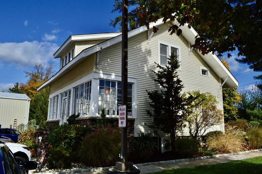 11 Pineview Rd, West Nyack, NY 10994