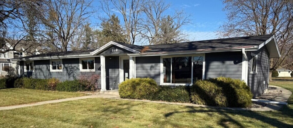 870 Summit Ave, Oconomowoc, WI for sale - Building Photo - Image 2 of 31