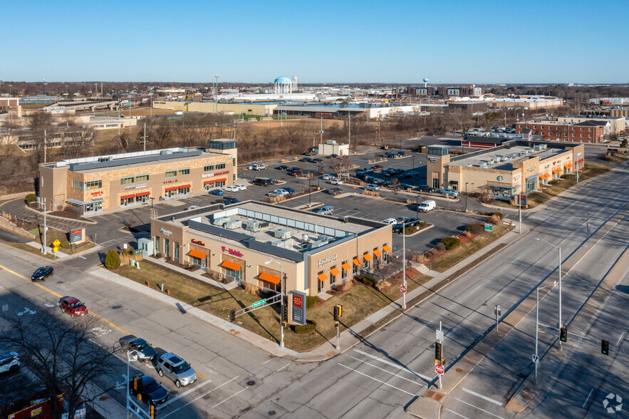 2717 N Mayfair Rd, Wauwatosa, WI for lease - Building Photo - Image 1 of 4