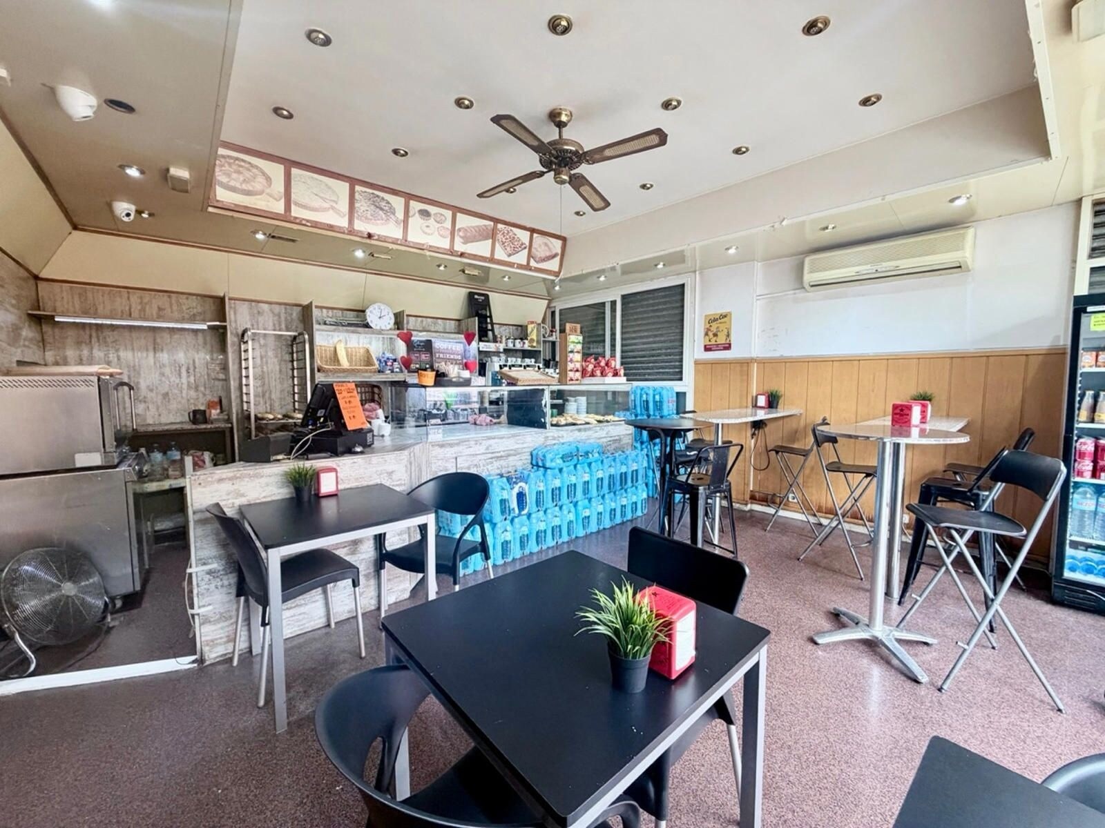 Retail in Cornellà de Llobregat, Barcelona for lease Interior Photo- Image 1 of 15