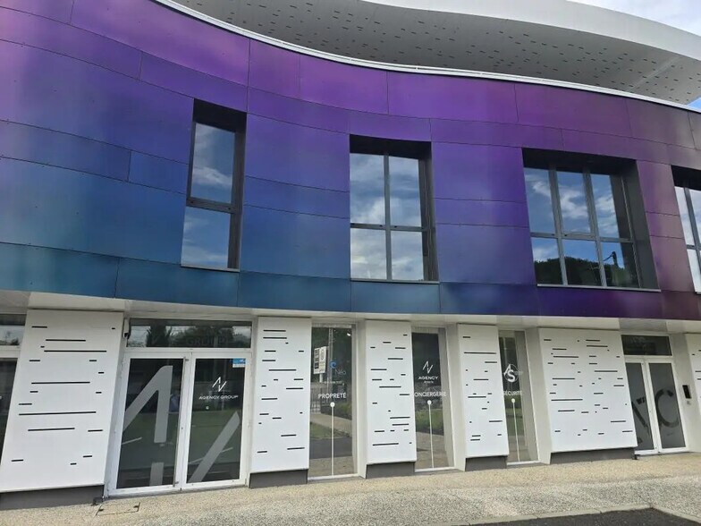 Office in Eysines for lease - Building Photo - Image 2 of 4