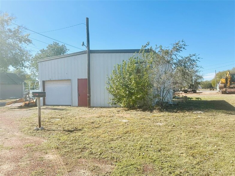 1201 N Louis Tittle Ave, Mangum, OK for sale - Primary Photo - Image 1 of 3