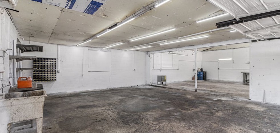 5635 Elmo Rd – Interior