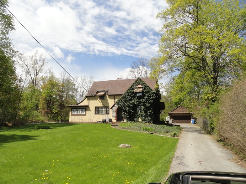 561 Elmgrove Rd, Rochester, NY 14606