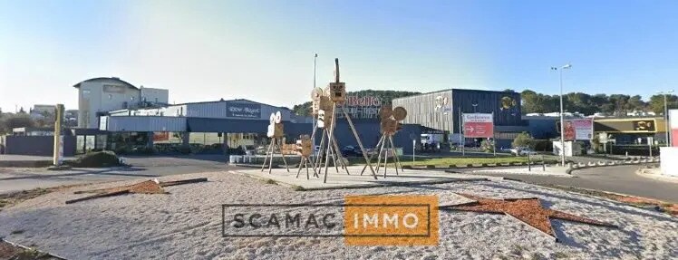 Retail in Les Pennes-Mirabeau for lease - Building Photo - Image 1 of 3