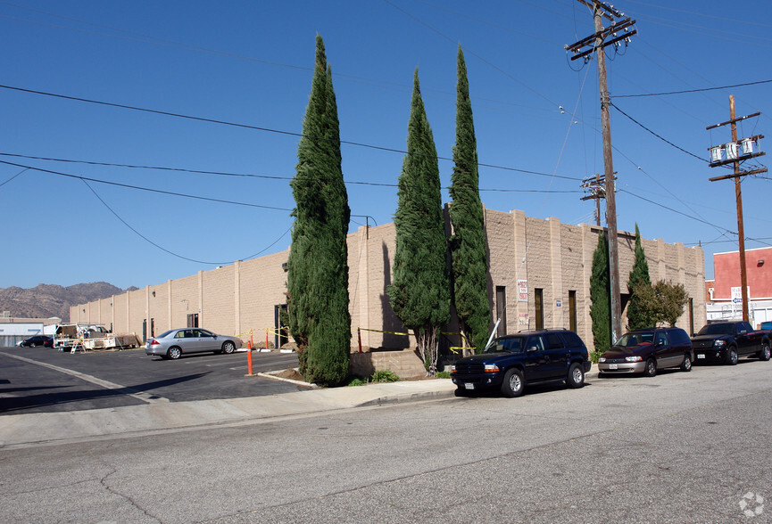 9825-9837 Independence Ave, Chatsworth, CA for lease - Primary Photo - Image 1 of 4