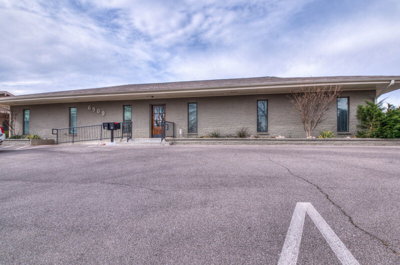 6909 N Robinson Ave, Oklahoma City, OK for lease - Building Photo - Image 1 of 18