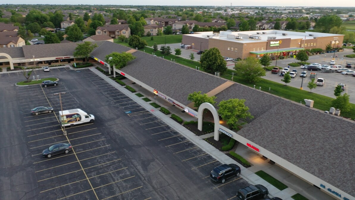 18111861 S Ridgeview Rd, Olathe, KS 66062 Village Centre Shopping Center